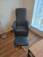 Grijze sta-op-stoel met voetenbankje, Ophalen, Gebruikt, Minder dan 75 cm, 50 tot 75 cm