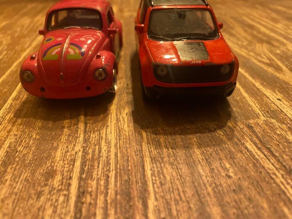 2x Speelgoedauto's: Rode Kever & Jeep Renegade, Hobby en Vrije tijd, Overige merken, Gebruikt, 1:50 of kleiner, Auto