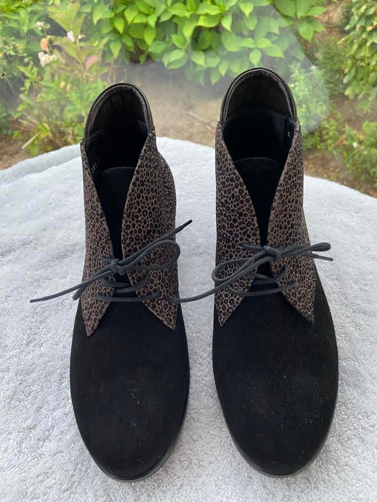 Laarsjes kort suede zwart panterprint combi 38,5, Kleding | Dames, Schoenen, Zwart, Lage of Enkellaarzen, Ophalen of Verzenden