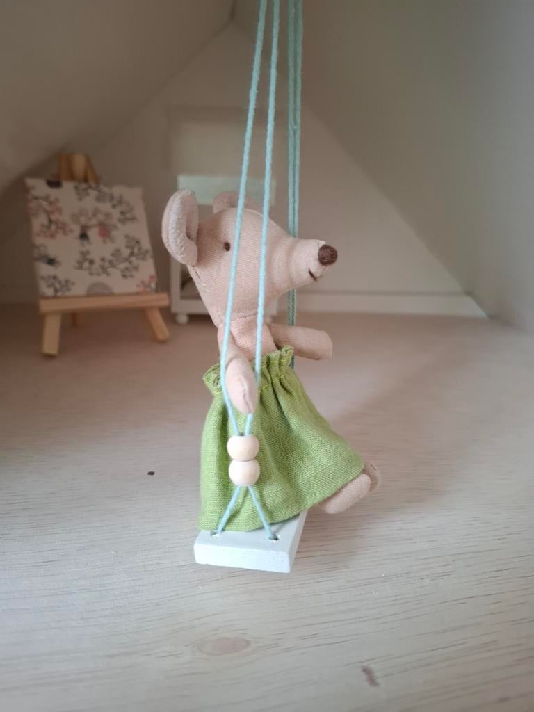 Poppenhuis meubeltjes en accessoires, schommel, Ophalen of Verzenden, Poppenhuis