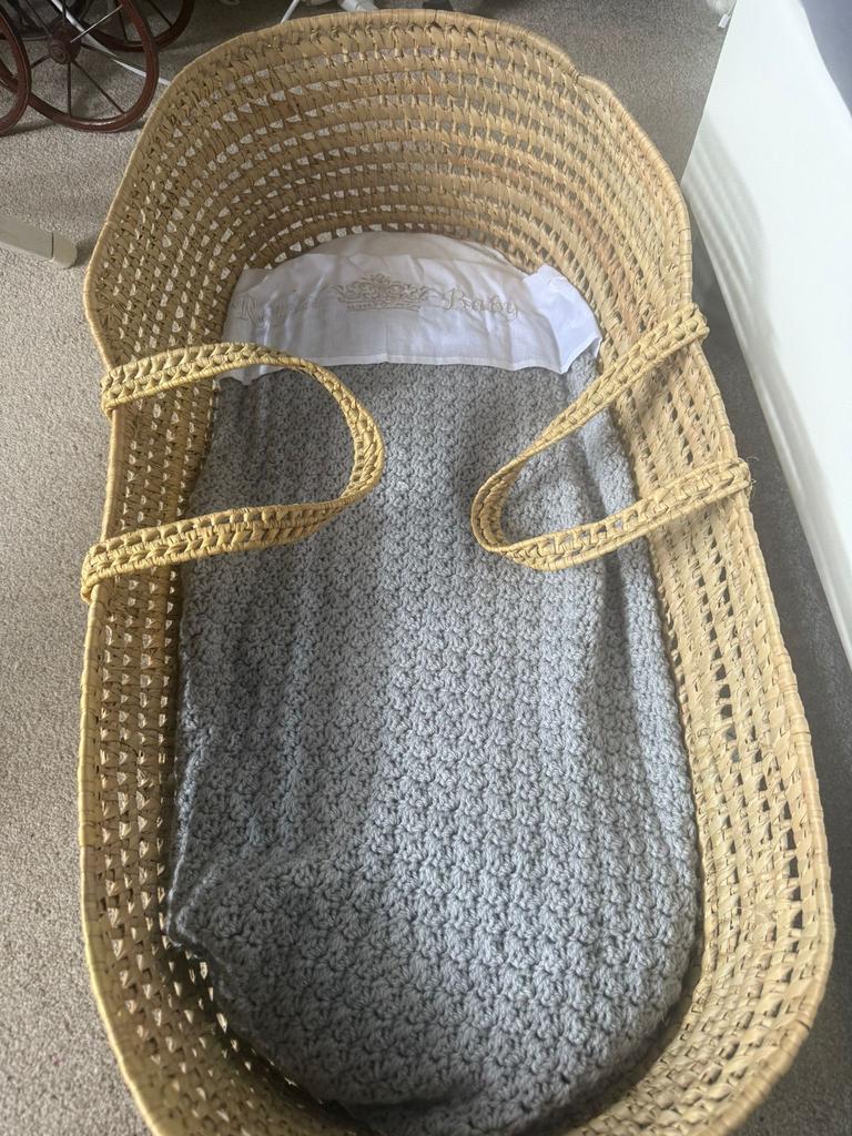 Mozes mand baby met zelf gehaakt deken en geborduurd laken, Ophalen of Verzenden, Nieuw, Wieg