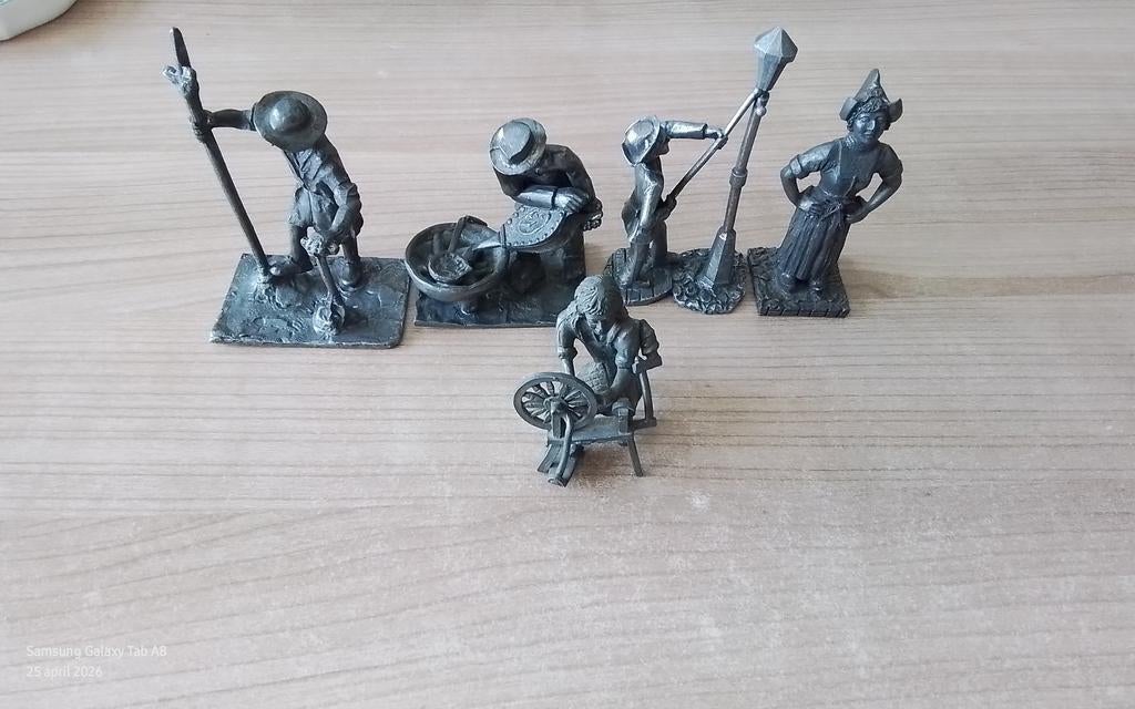 Daalderop,Vrouw a/h spinnewiel,4 oude ambachten, Ophalen of Verzenden, Gebruikt, Mens