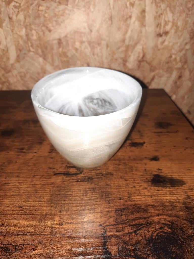 Fraaie witte swirl glas of waxinelichthouder van Kosta Boda?, Antiek en Kunst, Ophalen of Verzenden