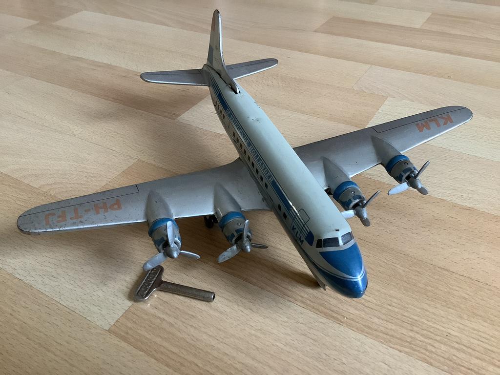 KLM vliegende hollander DC6B , Arnold jaren ‘50, groot model, Antiek en Kunst, Antiek | Speelgoed, Ophalen