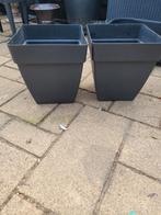 Twee vierkante kunststof bloempotten, Ophalen