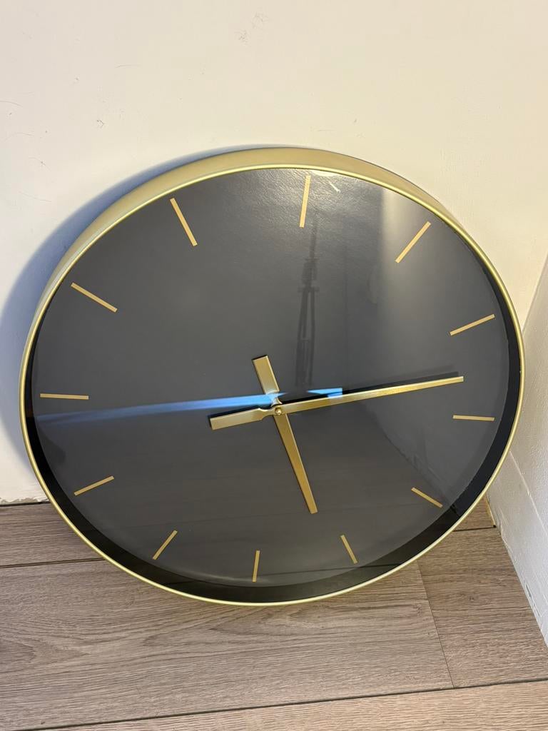 Klok zwart goud diam. 50cm, Huis en Inrichting, Woonaccessoires | Klokken, Ophalen, Zo goed als nieuw, Analoog, Wandklok