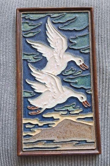 Porceleyne Fles Cloisonné Tegel. Vliegende Witte Ganzen., Antiek en Kunst, Antiek | Wandborden en Tegels, Ophalen of Verzenden