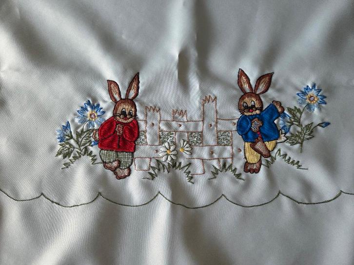 Pasen vintage vierkant geborduurd rode en blauwe paashaas, Diversen, Pasen, Zo goed als nieuw, Ophalen of Verzenden