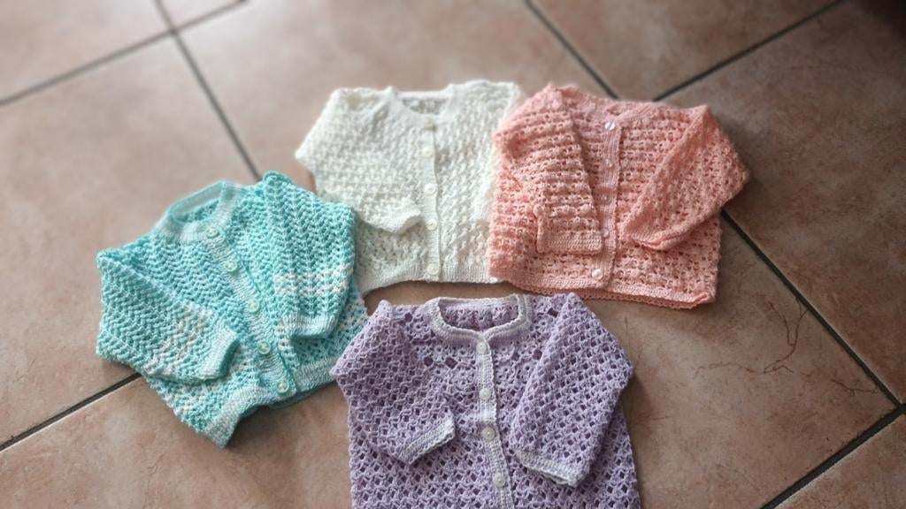 Hand gebreid en gehaakt vestjes nieuw  5   foto., Kinderen en Baby's, Ophalen of Verzenden, Jongetje of Meisje, Truitje of Vestje