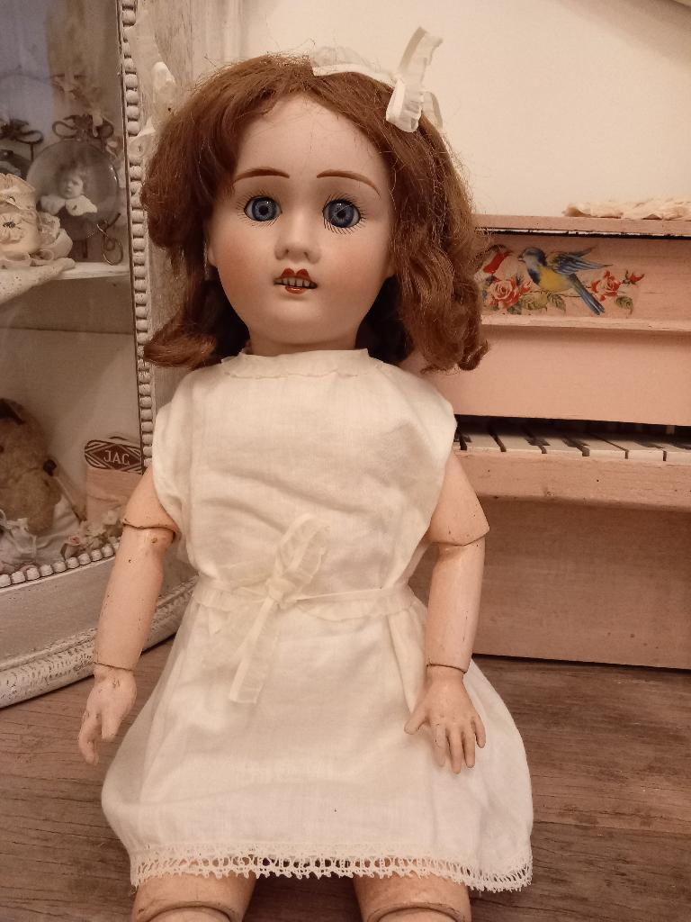 Antieke Franse pop Petite Francaise met stoeltje NU € 75,00, Ophalen of Verzenden