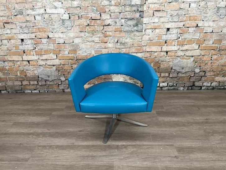 Montis Turner blauw bij TheReSales, Huis en Inrichting, Fauteuils, Zo goed als nieuw, Leer, Metaal, 75 tot 100 cm, Minder dan 75 cm