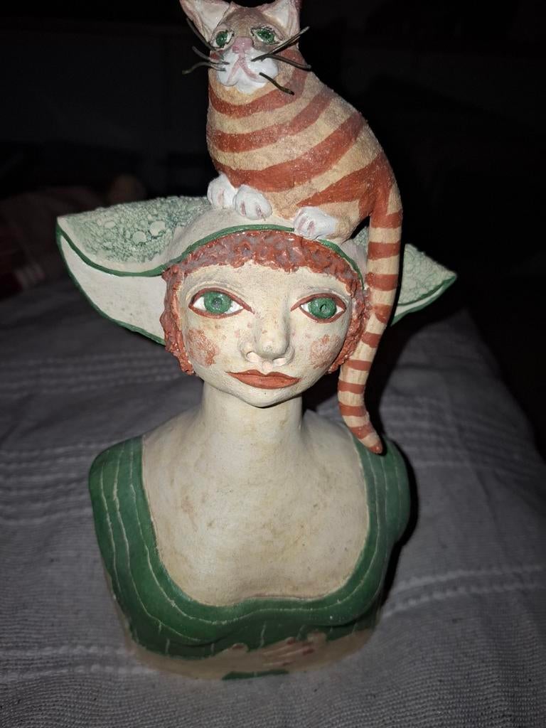 Beeldje keramiek vrouw met kat, Verzamelen, Beelden en Beeldjes, Ophalen of Verzenden