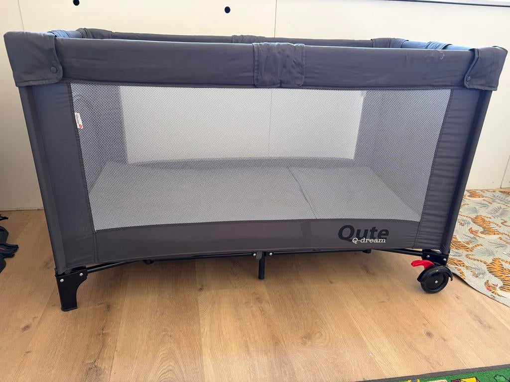 Campingbedje met matras - Qute Q-dream, Kinderen en Baby's, Ophalen, Gebruikt, Rechthoekig, Wieltjes
