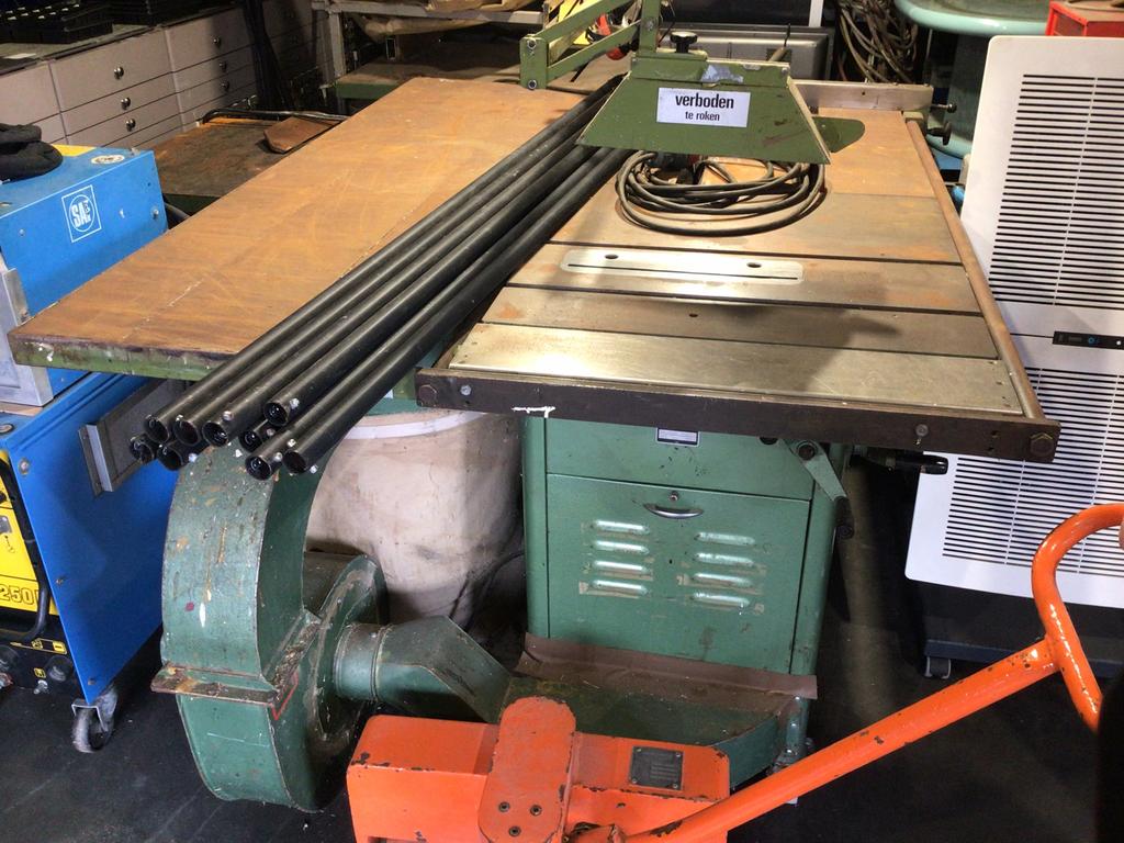 Grote zaagtafel met afzuig 380v, Ophalen, Cirkelzaag, 70 mm of meer, Zo goed als nieuw
