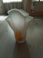 Glazen vaas met geel motief. 30 cm hoog, 24 cm breed, Ophalen, Geel, Minder dan 50 cm, Glas