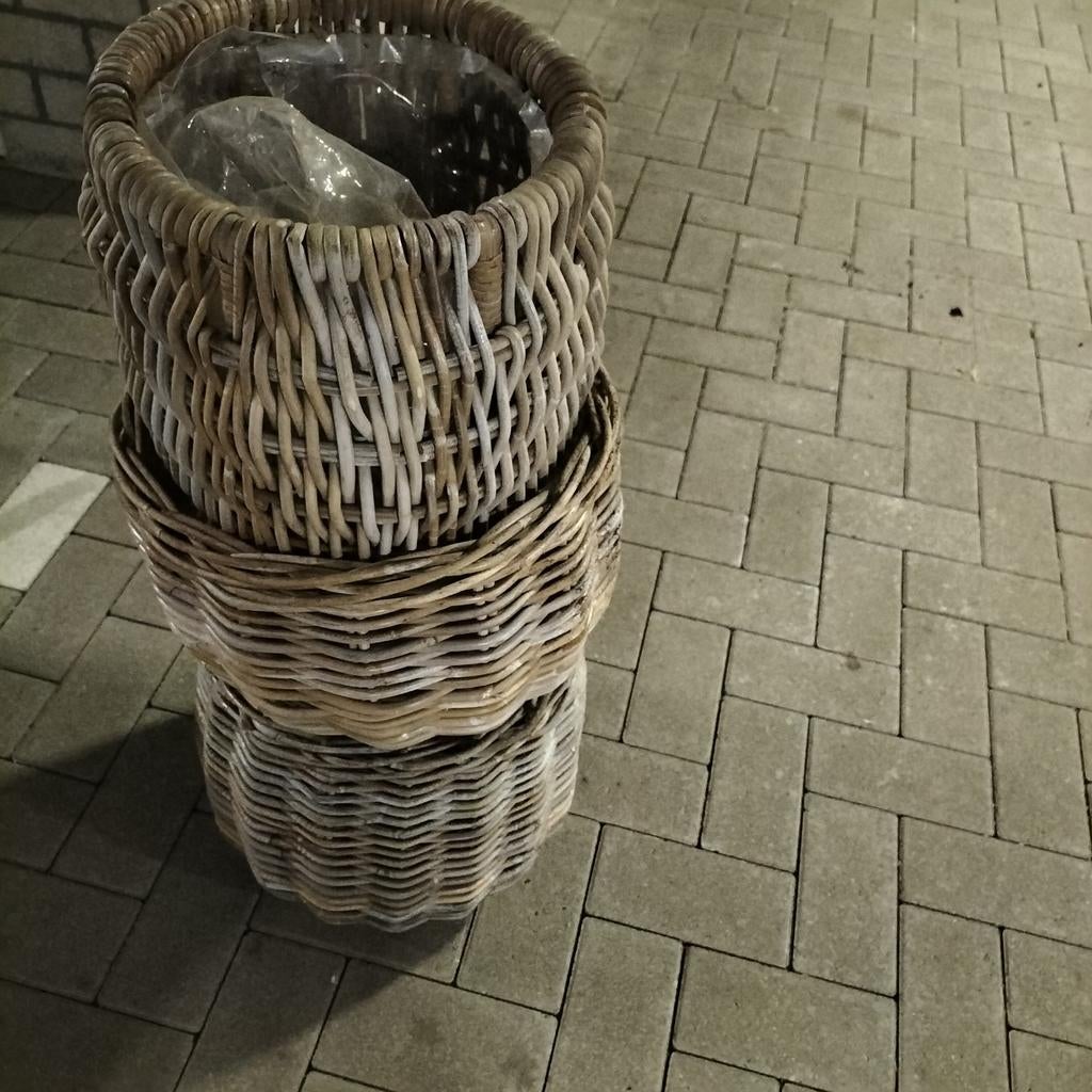 Rieten manden, Ophalen, Rond, Riet