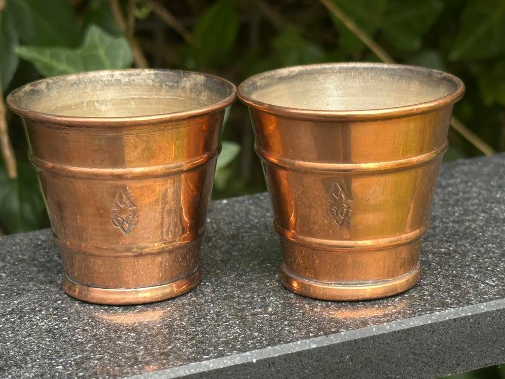 Twee koperen rummaatbekers met inscriptie VOC, Antiek en Kunst, Antiek | Koper en Brons, Ophalen of Verzenden