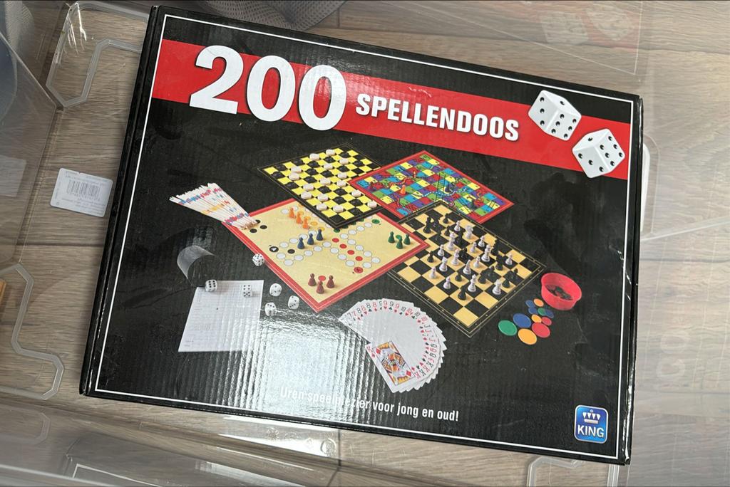 200 Spellendoos - Uren speelplezier voor jong en oud!, Hobby en Vrije tijd, Gezelschapsspellen | Bordspellen, Een of twee spelers