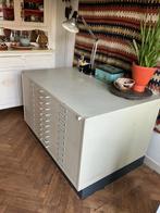 Metalen teken ladekast op sokkel, Ophalen, Gebruikt, Metaal