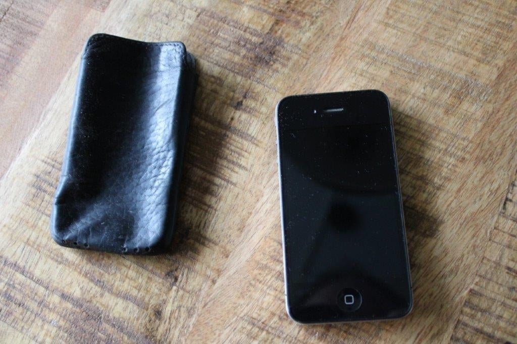 Iphone 4, model A1332, met zwart leren hoesje, zonder batter, Telecommunicatie, Mobiele telefoons | Apple iPhone, Gebruikt, Ophalen of Verzenden