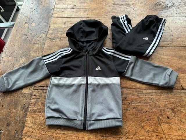 Adidas trainingspak 12 tot 18 maanden  eur 13,-, Ophalen of Verzenden, Zo goed als nieuw, Adidas, Jongetje of Meisje