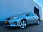 Toyota Auris 1.6 Dynamic Automaat - Navigatie, Auto's, Euro 5, 450 kg, Gebruikt, 4 cilinders