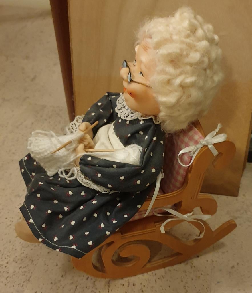 Omaatje in Schommelstoel - Breiend, Verzamelen, Poppen, Ophalen of Verzenden, Zo goed als nieuw, Pop