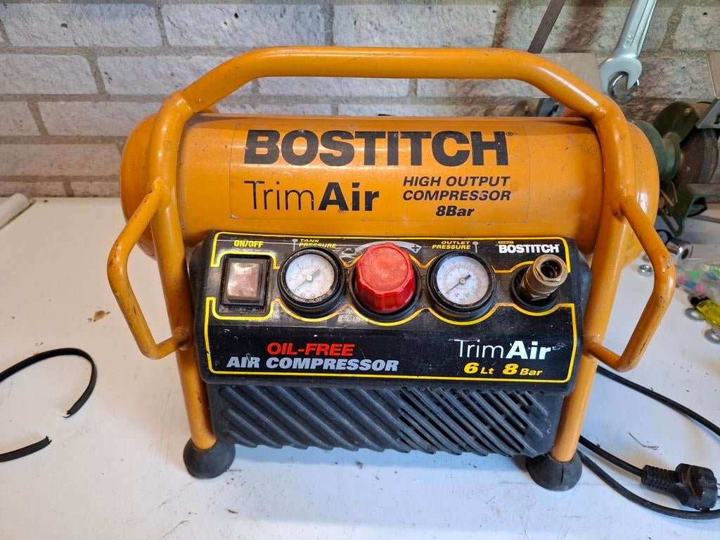 Bostitch TrimAir compressor met kapotte V-snaar, Ophalen, Gebruikt, 6 tot 10 bar, Minder dan 200 liter/min