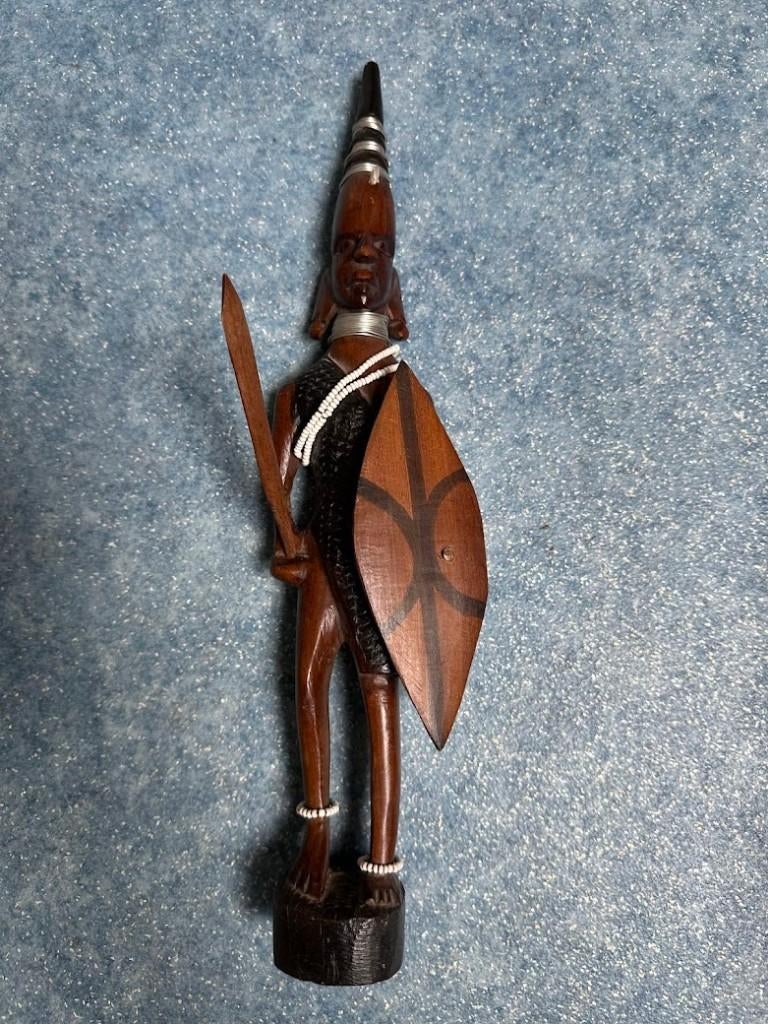 Houtsnijwerk - Staande Masai krijger met zwaard en schild, Antiek en Kunst, Ophalen of Verzenden