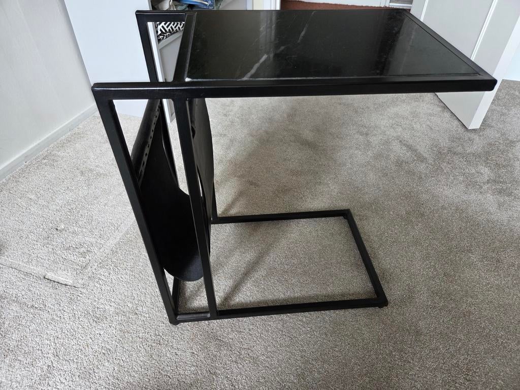 Zwarte bijzettafel met marmerlook en tijdschriftenhouder, Ophalen, Minder dan 55 cm, Modern, Industrieel, Marmerlook, Metaal of Aluminium