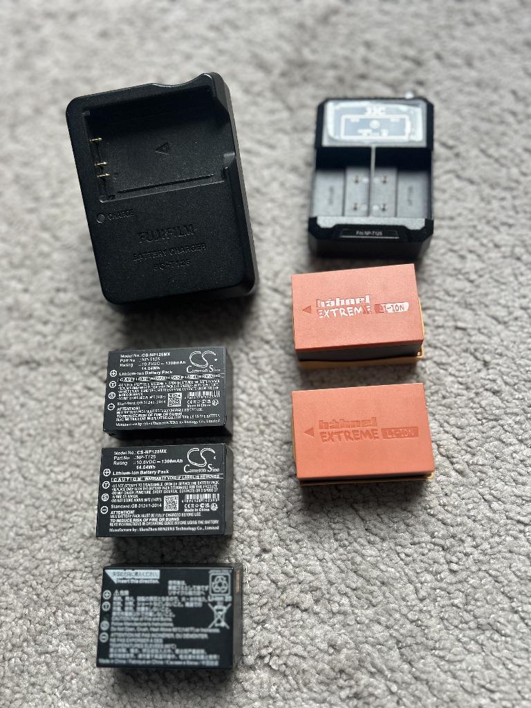 FujiFilm Accu's met laders, 37 Wing Hong Str. | Cheung Sha Wan | Kowloon | Hong Kong., Ophalen of Verzenden, Zo goed als nieuw