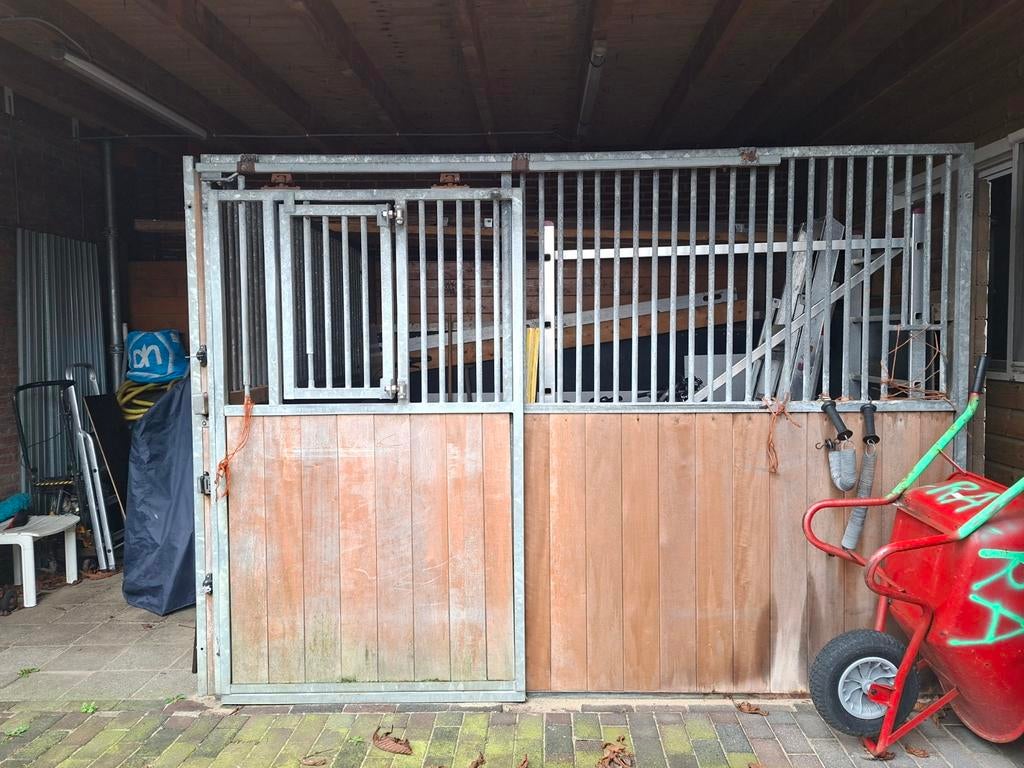 Staldeur en stalwand