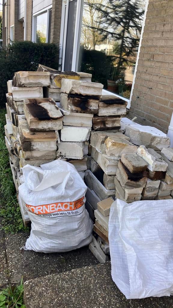 Witte stenen, mogelijk kalkzandsteen, met wat zwarte plekken, Ophalen, Gebruikt, Kalkzandstenen