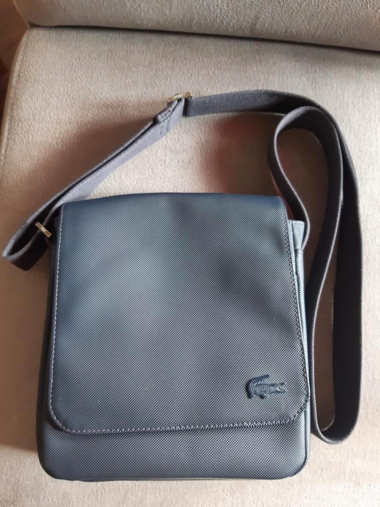 Lacoste tas donkerblauw, Sieraden, Tassen en Uiterlijk, Tassen | Schoudertassen, Zo goed als nieuw, Overige merken, Blauw, Ophalen of Verzenden