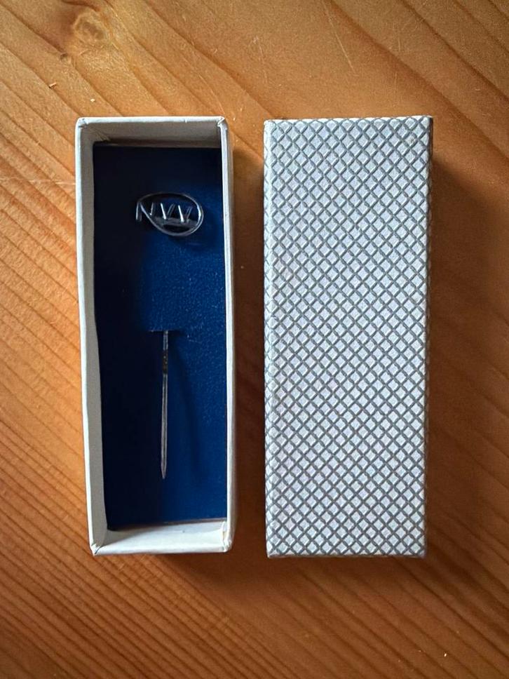 NVV speldje in doosje, Verzamelen, Speldjes, Pins en Buttons, Gebruikt, Speldje of Pin, Overige onderwerpen, Ophalen of Verzenden