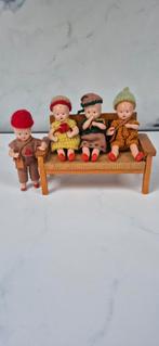 Antieke popjes op bankje 9 cm., Antiek en Kunst, Ophalen of Verzenden