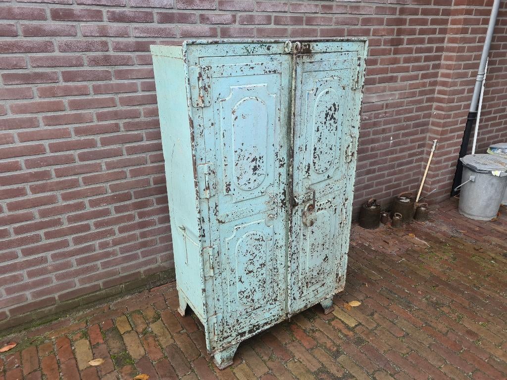 Antieke industriële ijzeren geklonken kast,, Ophalen