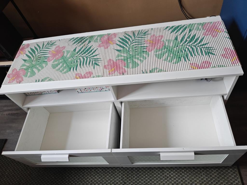 Ikea Brimnes TV Kast wit + decoratie kleed + stekkerdoos wit, Huis en Inrichting, Kasten | Televisiemeubels, Ophalen, 100 tot 150 cm