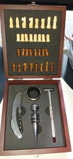Schaakspel en wijnaccessoires in houten kist, Een of twee spelers, Ophalen of Verzenden, Zo goed als nieuw, Reisspel