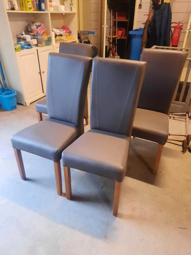 Nette eetkamerstoelen met kunstlederen bekleding grijs, Huis en Inrichting, Stoelen, Gebruikt, Vier, Hout, Overige materialen