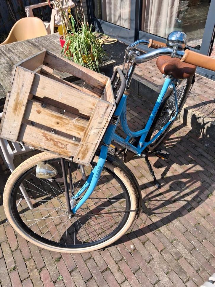 Dames omafiets met krat - Lichtblauw, Fietsen en Brommers, Fietsen | Dames | Omafietsen, Gebruikt, Ophalen