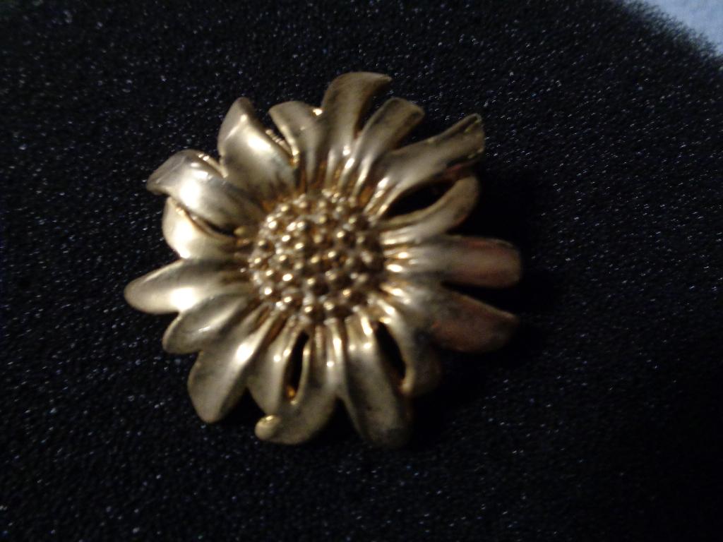 goudkleurige zonnebloem nr br 0253, Sieraden, Tassen en Uiterlijk, Broches, Ophalen of Verzenden, Nieuw, Goud, Overige materialen