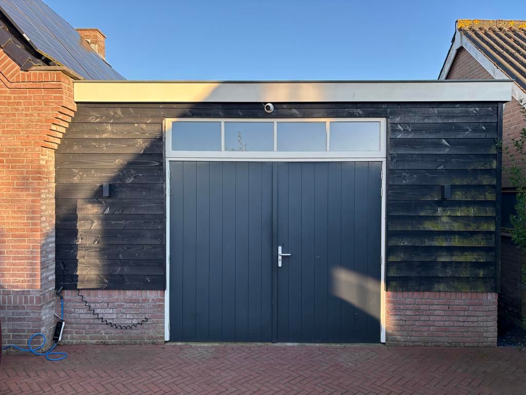 Hardhouten garagedeur met kozijn en dubbelglas bovenraam, Doe-het-zelf en Verbouw, Deuren en Horren, Ophalen, Gebruikt, Garagedeur