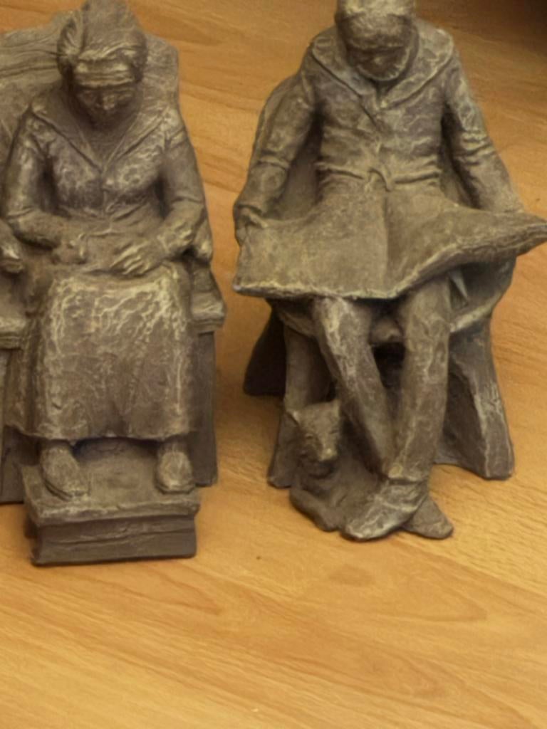 Decoratieve beelden: Man en vrouw op stoel, Antiek en Kunst, Ophalen of Verzenden