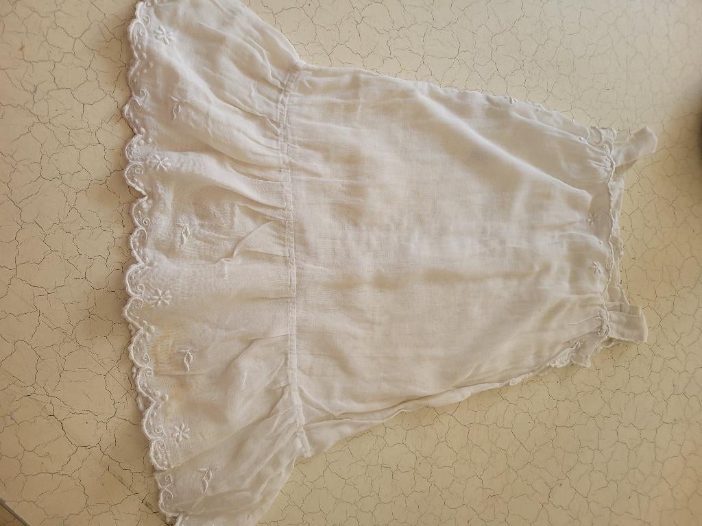 Antiek ragfijn kinderjurkje