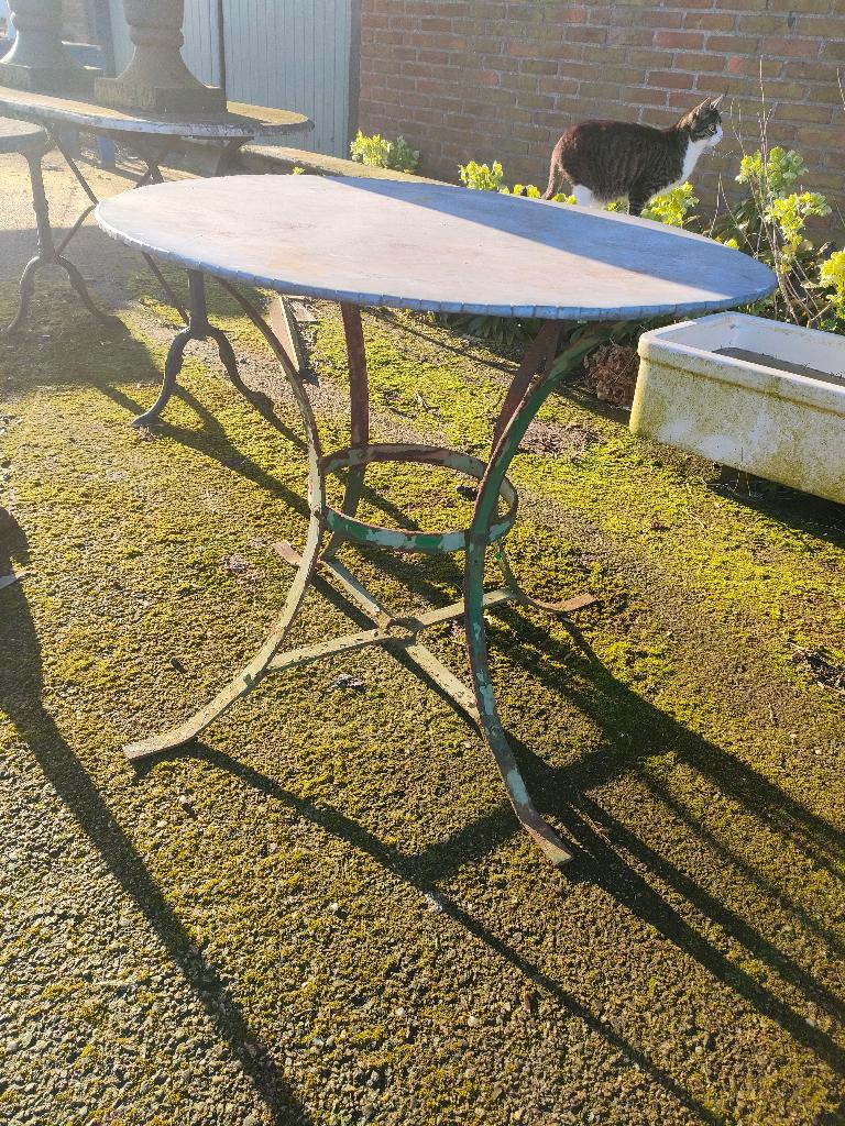 Oude brocante tuin tafel Frans, zinken blad metalen onder, Tuin en Terras, Ophalen, Gebruikt, Rond, Metaal