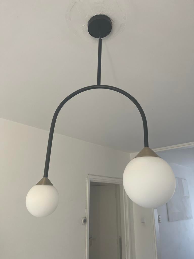 Westwing hanglamp met 2 opalen bollen, Huis en Inrichting, Lampen | Hanglampen, Ophalen, Zo goed als nieuw, Glas, 75 cm of meer