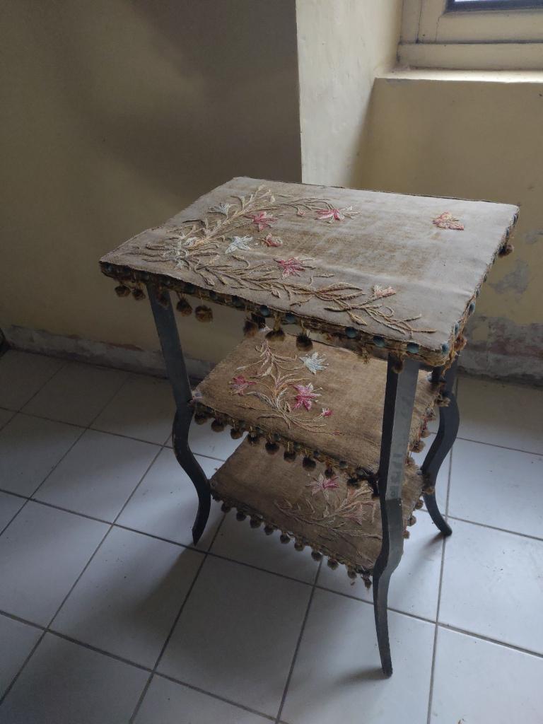 mooi oud antiek tafeltje prachtig borduurwerk Frans brocante, Antiek en Kunst, Curiosa en Brocante, Ophalen of Verzenden