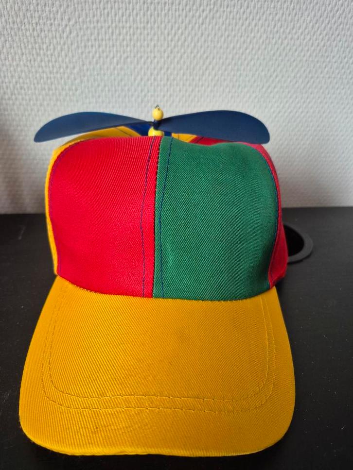 Leuke kleurrijke pet met propeller - Gedragen, Kleding | Heren, Carnavalskleding en Feestkleding, Gedragen, Ophalen of Verzenden