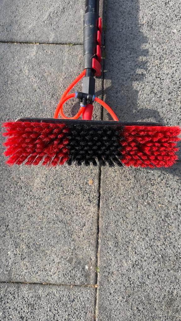 Uitschuifbare borstel met waterslang, Huis en Inrichting, Schoonmaakartikelen, Bezem of Borstel, Ophalen